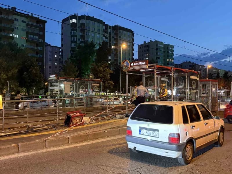 Kayseri’nin Kocasinan ilçesinde kontrolden çıkan otomobil tramvay durağına çarparken, kazada sürücü yaralandı. Kaza anın