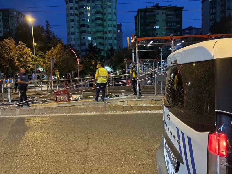 Kayseri’nin Kocasinan ilçesinde kontrolden çıkan otomobil tramvay durağına çarparken, kazada sürücü yaralandı. Kaza anın