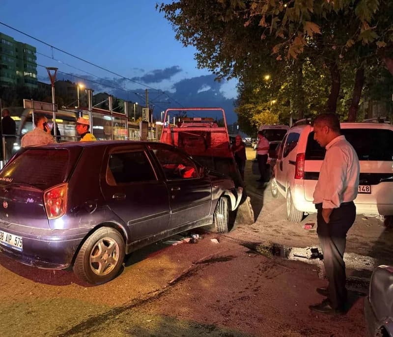 Kayseri’nin Kocasinan ilçesinde kontrolden çıkan otomobil tramvay durağına çarparken, kazada sürücü yaralandı. Kaza anın