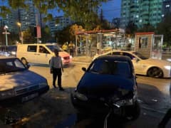 Kayseri Kocasinan ilçesinde tramvay durağına çarpan otomobilin kazadan sonraki hali