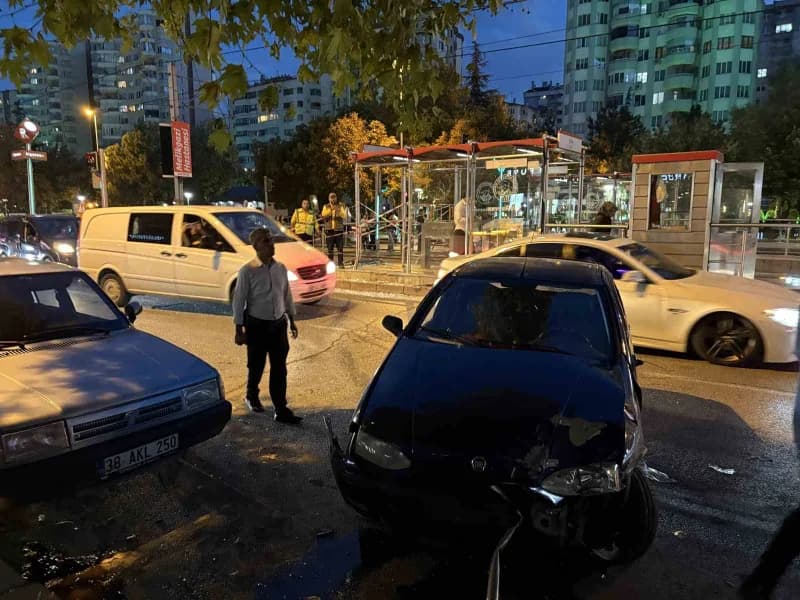 Kayseri Kocasinan ilçesinde tramvay durağına çarpan otomobilin kazadan sonraki hali