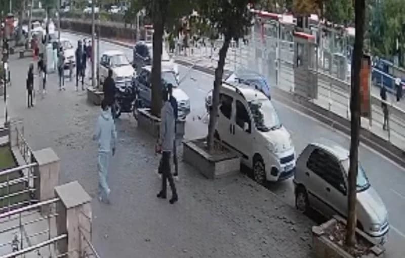 Kayseri’nin Kocasinan ilçesinde kontrolden çıkan otomobil tramvay durağına çarparken, kazada sürücü yaralandı. Kaza anın