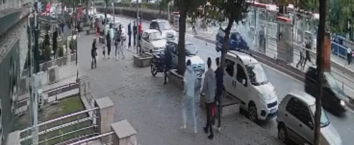 Kayseri’nin Kocasinan ilçesinde kontrolden çıkan otomobil tramvay durağına çarparken, kazada sürücü yaralandı. Kaza anın