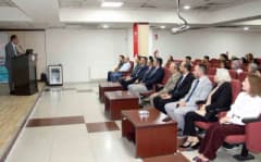 Kayseri Devlet Hastanesi’nde yeni atanan pratisyen hekimlere yönelik oryantasyon eğitimi sırasında konuşma yapan sağlık