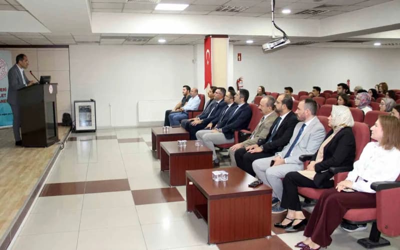 Kayseri Devlet Hastanesi’nde yeni atanan pratisyen hekimlere yönelik oryantasyon eğitimi sırasında konuşma yapan sağlık