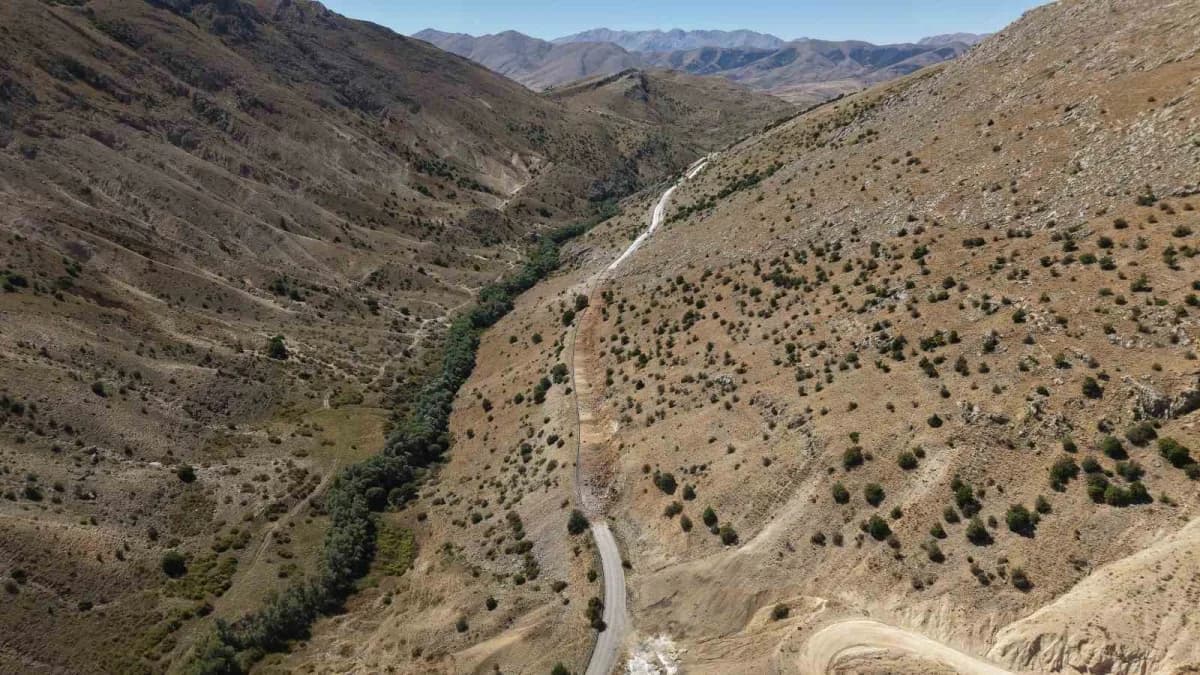 Kayseri Sarız ilçesinde Sancakağıl ile Tavla mahalleleri arasındaki yol açma çalışmasında iş makineleri ve kontrollü pat