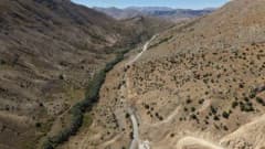 Kayseri Sarız ilçesinde Sancakağıl ile Tavla mahalleleri arasındaki yol açma çalışmasında iş makineleri ve kontrollü pat