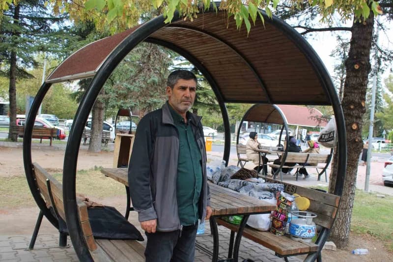 Kayseri Erciyes Üniversitesi Hastanesi bahçesinde sosyal medya iddialarına ilişkin açıklama yapan aile