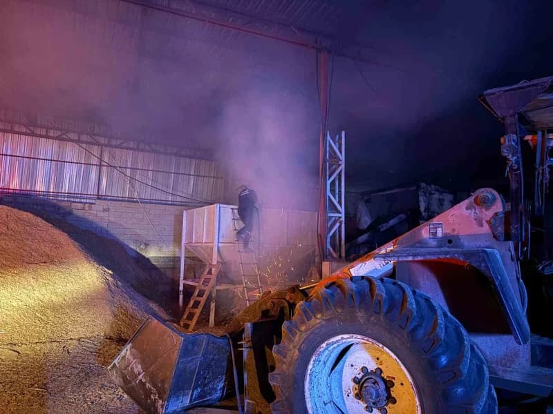 Kayseri’nin Melikgazi ilçesinde bir kereste fabrikasında bulunan talaş briketleme makinasında çıkan yangın itfaiye ekipl