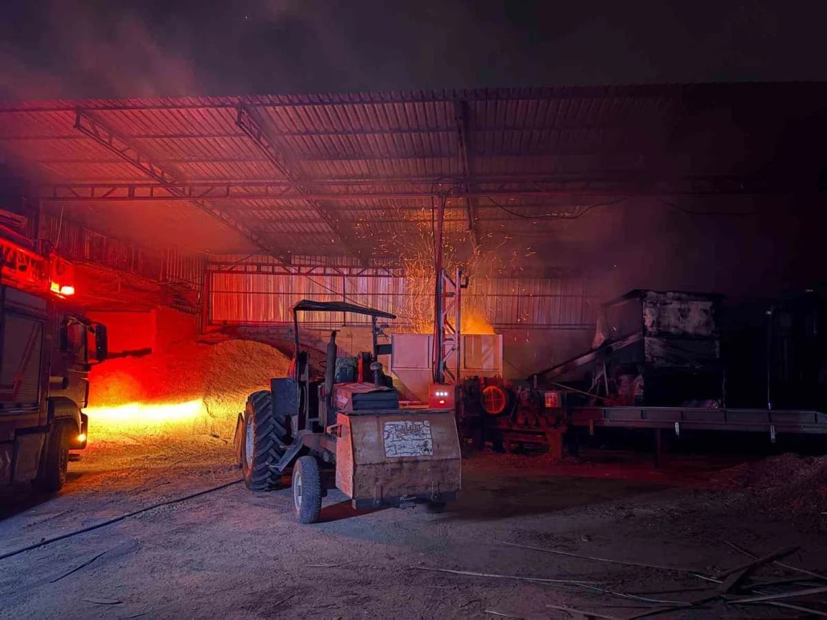 Kayseri’nin Melikgazi ilçesinde bir kereste fabrikasında bulunan talaş briketleme makinasında çıkan yangın itfaiye ekipl