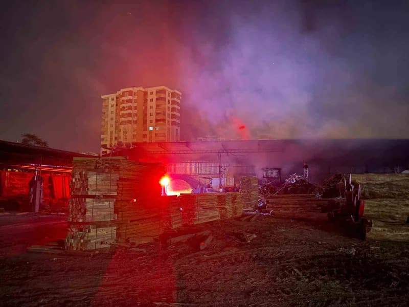 Kayseri’nin Melikgazi ilçesinde bir kereste fabrikasında bulunan talaş briketleme makinasında çıkan yangın itfaiye ekipl