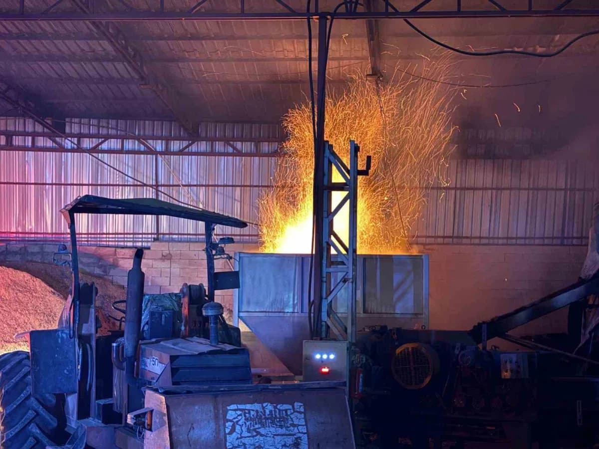 Kayseri Melikgazi ilçesinde kereste fabrikasında çıkan talaş briketleme makinası yangını sonrası itfaiye ekiplerinin müd