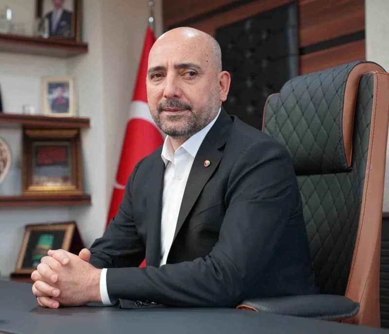 Kayseri Ticaret Borsası Yönetim Kurulu Başkanı Recep Bağlamış seçim çağrısı yaparken