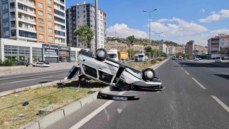 Kayseri'nin Melikgazi ilçesinde tırla çarpışan otomobilin takla attığı kazanın görüntüsü ortaya çıktı. Sürücünün burnunu