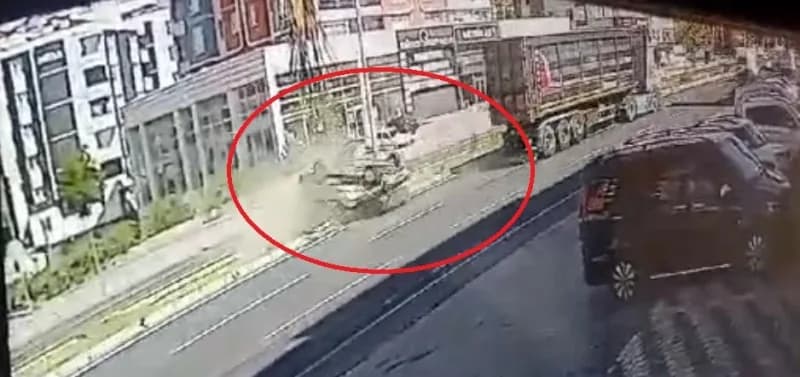 Kayseri'nin Melikgazi ilçesinde tırla çarpışan otomobilin takla attığı kazanın görüntüsü ortaya çıktı. Sürücünün burnunu