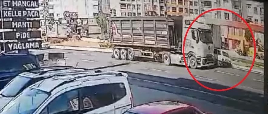Kayseri'nin Melikgazi ilçesinde tırla çarpışan otomobilin takla attığı kazanın görüntüsü ortaya çıktı. Sürücünün burnunu