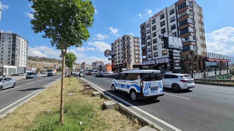 Kayseri'nin Melikgazi ilçesinde tırla çarpışan otomobilin takla attığı kazanın görüntüsü ortaya çıktı. Sürücünün burnunu