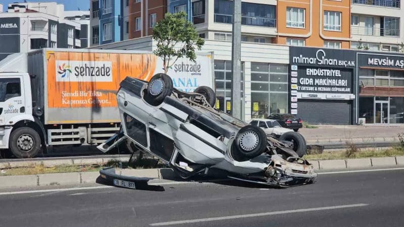 Kayseri'nin Melikgazi ilçesinde tırla çarpışan otomobilin takla attığı kazanın görüntüsü ortaya çıktı. Sürücünün burnunu