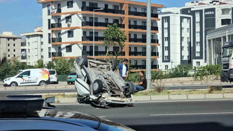 Kayseri'nin Melikgazi ilçesinde tırla çarpışan otomobilin takla attığı kazanın görüntüsü ortaya çıktı. Sürücünün burnunu