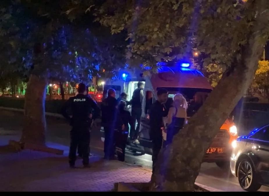 Kayseri’nin Melikgazi ilçesinde iddiaya göre yan bakma meselesi nedeniyle trafikte çıkan kavgada, 1 kişi bacağından bıça