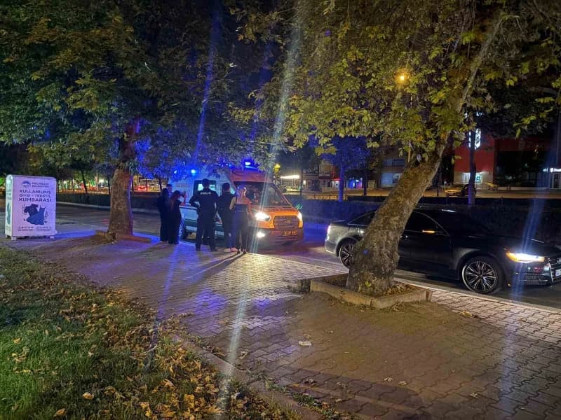Kayseri’nin Melikgazi ilçesinde iddiaya göre yan bakma meselesi nedeniyle trafikte çıkan kavgada, 1 kişi bacağından bıça