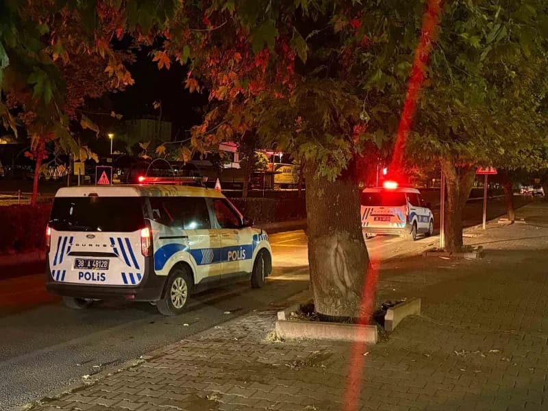 Kayseri’nin Melikgazi ilçesinde iddiaya göre yan bakma meselesi nedeniyle trafikte çıkan kavgada, 1 kişi bacağından bıça