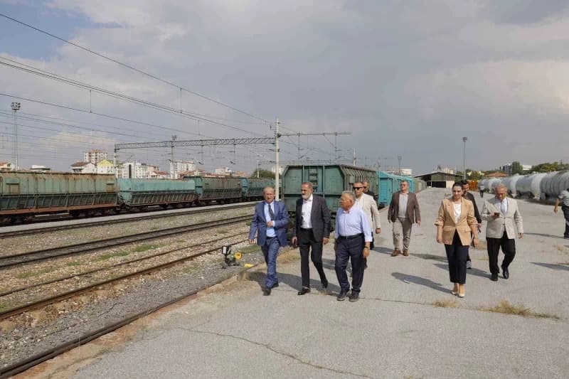 Kayseri Büyükşehir Belediye Başkanı Dr. Memduh Büyükkılıç; TCDD Genel Müdürü Veysi Kurt ve beraberindeki heyetle bir ara