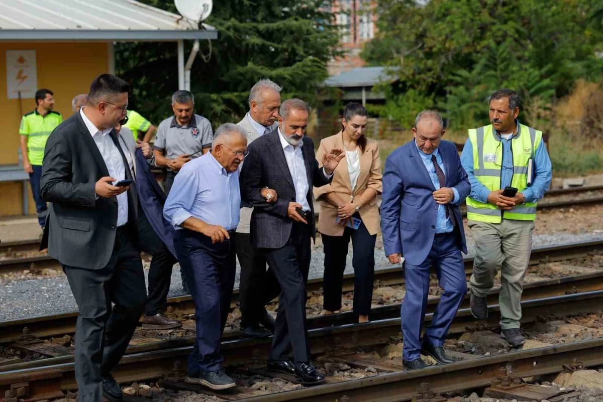 Kayseri Büyükşehir Belediye Başkanı Dr. Memduh Büyükkılıç; TCDD Genel Müdürü Veysi Kurt ve beraberindeki heyetle bir ara
