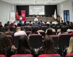 Kayseri’de 2026-2027 voleybol sezonu öncesi bilgilendirme toplantısında katılımcılar ve kura çekimi