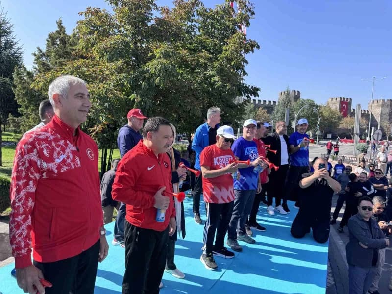 Kayseri 6. Yarı Maraton Halk Koşusu’nda protokol üyeleri ve vatandaşlar start anında Cumhuriyet Meydanı’nda