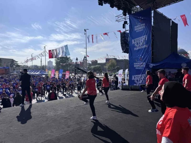 Kayseri Büyükşehir Belediyesi tarafından düzenlenen 6. Uluslararası Kayseri Yarı Maratonu Halk Koşusu, protokol üyelerin