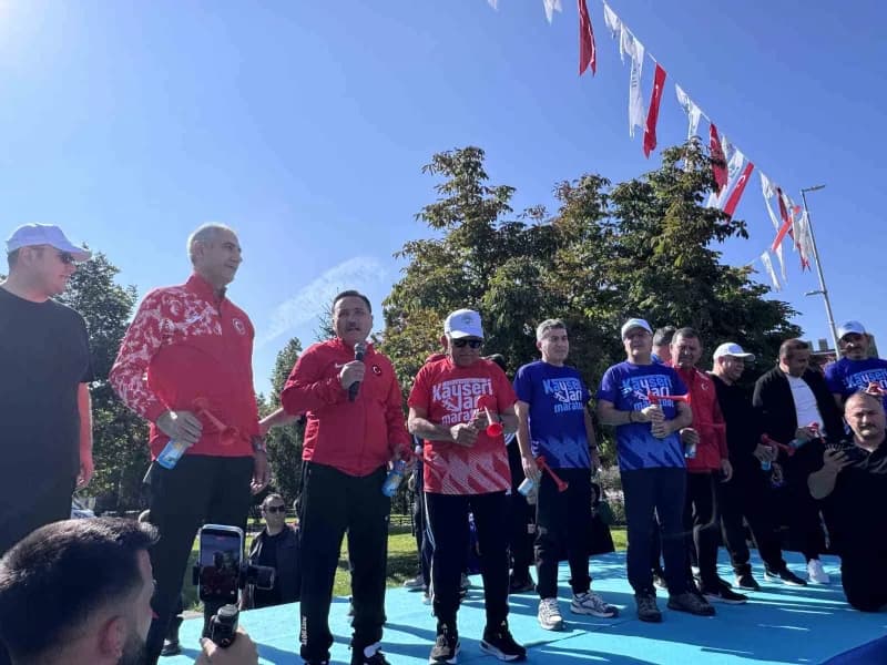 Kayseri Büyükşehir Belediyesi tarafından düzenlenen 6. Uluslararası Kayseri Yarı Maratonu Halk Koşusu, protokol üyelerin