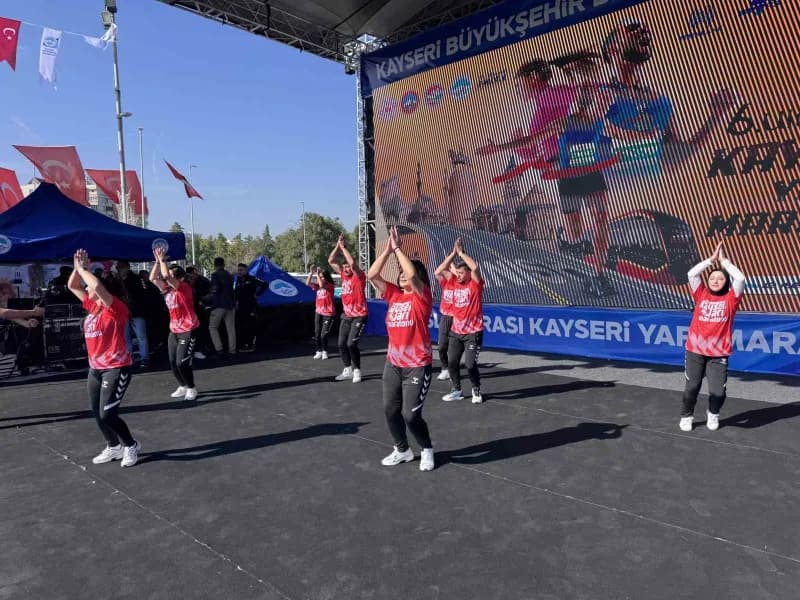 Kayseri Büyükşehir Belediyesi tarafından düzenlenen 6. Uluslararası Kayseri Yarı Maratonu Halk Koşusu, protokol üyelerin
