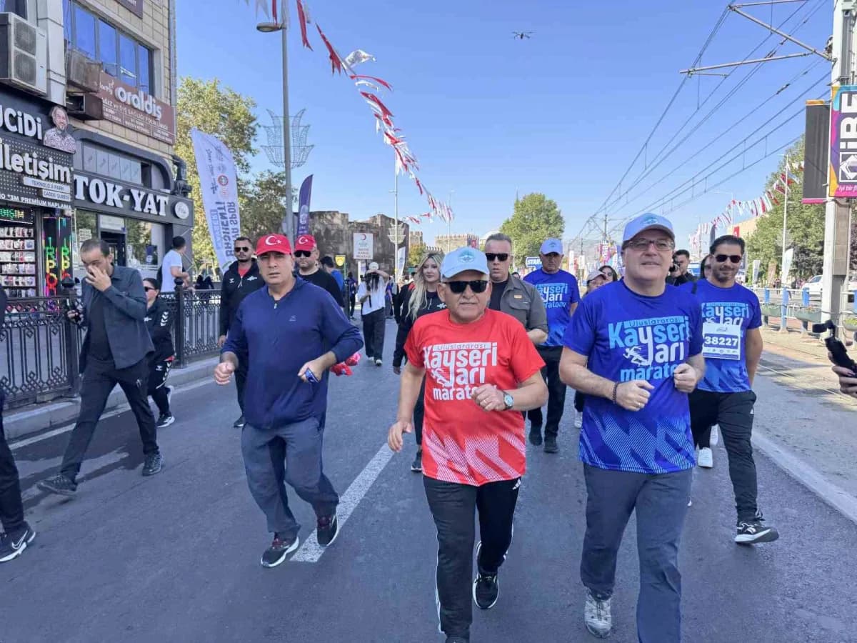 Kayseri Büyükşehir Belediyesi tarafından düzenlenen 6. Uluslararası Kayseri Yarı Maratonu Halk Koşusu, protokol üyelerin