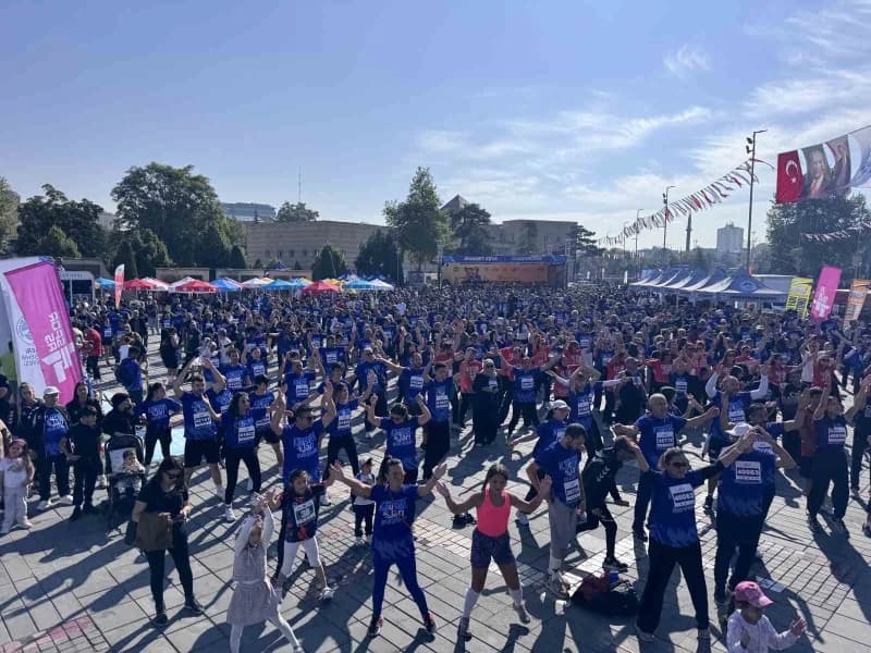 Kayseri Büyükşehir Belediyesi tarafından düzenlenen 6. Uluslararası Kayseri Yarı Maratonu Halk Koşusu, protokol üyelerin