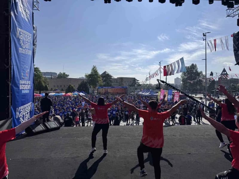 Kayseri Büyükşehir Belediyesi tarafından düzenlenen 6. Uluslararası Kayseri Yarı Maratonu Halk Koşusu, protokol üyelerin