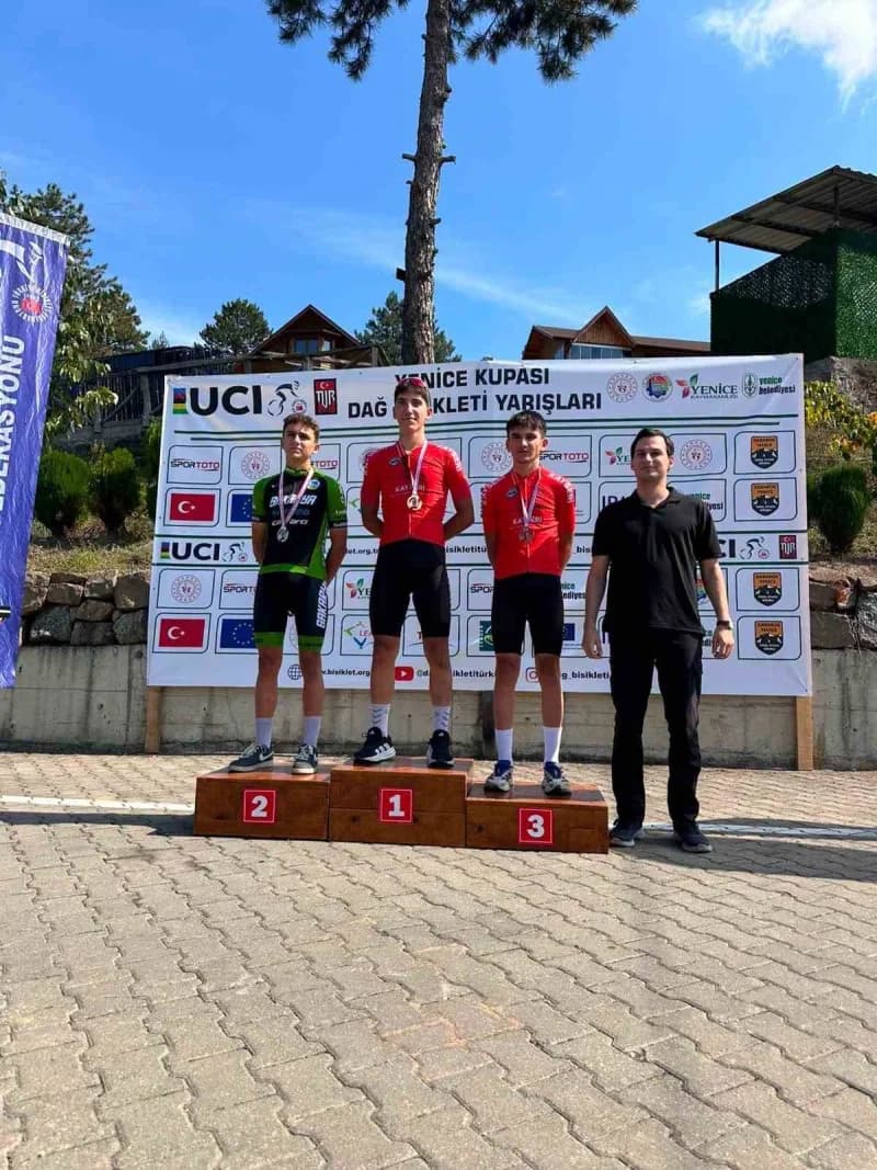 Kayseri’li sporcular Yenice MTB Cup’ta madalya töreninde yer alıyor