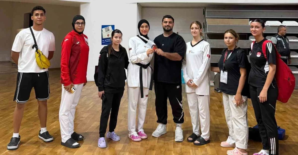 Ümitler Türkiye Şampiyonası'nda Kayserili sporcu Esma Nur Yılmaz madalya töreninde