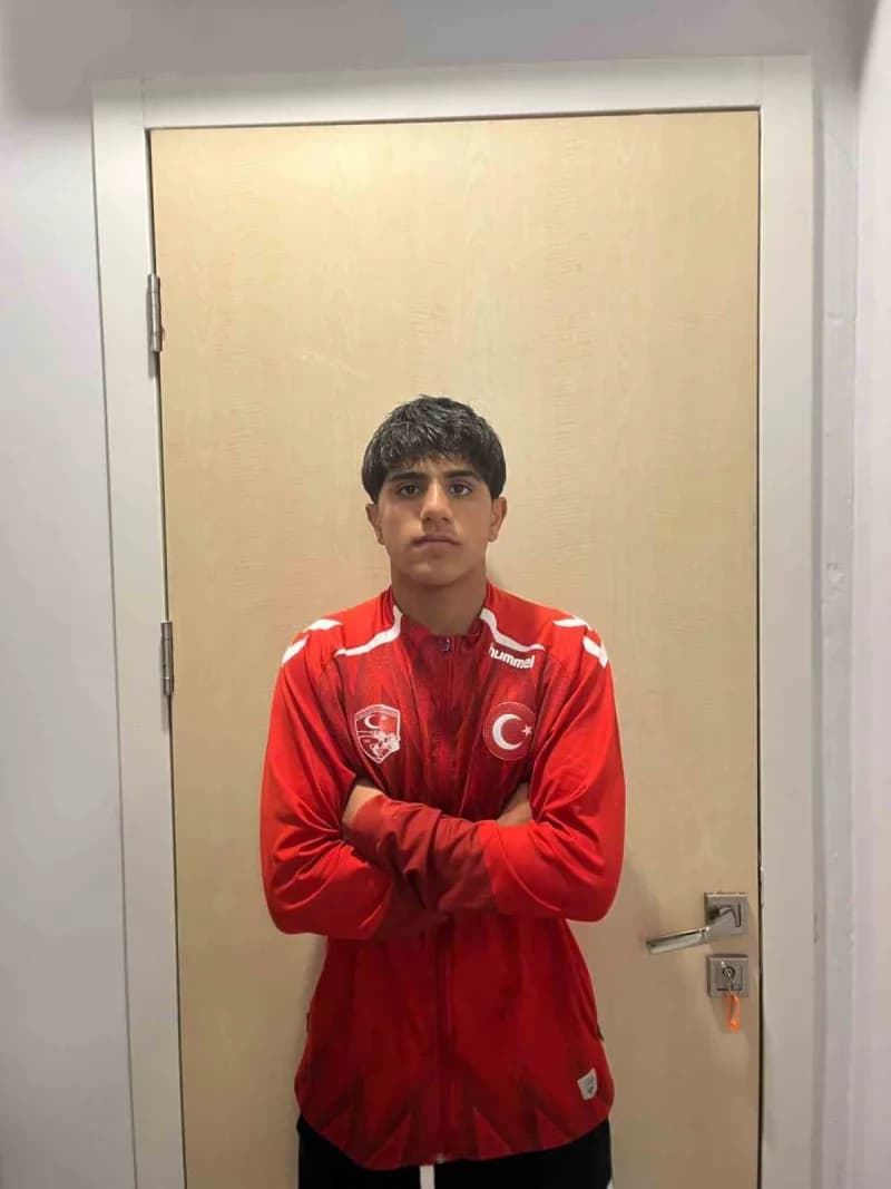 Hırvatistan’da düzenlenecek u-15 Balkan Şampiyonası’nda Kayseri Sporcu Eğitim Merkezi’nin 3 başarılı güreşçisi, ay yıldı