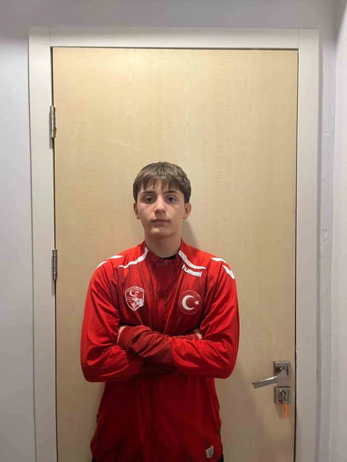 Hırvatistan’da düzenlenecek u-15 Balkan Şampiyonası’nda Kayseri Sporcu Eğitim Merkezi’nin 3 başarılı güreşçisi, ay yıldı