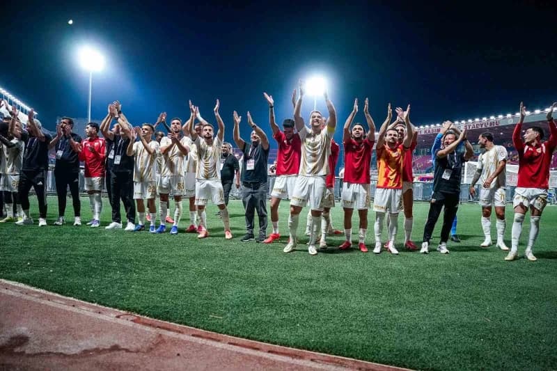 Kayserispor futbolcuları 1. Lig maçında mücadele ederken