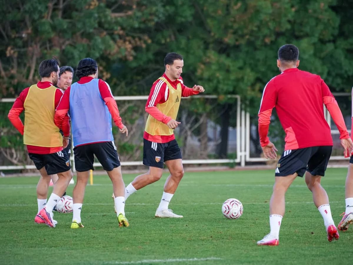 Kayserispor futbolcuları antrenman yaparken hazırlık maçına hazırlanıyor