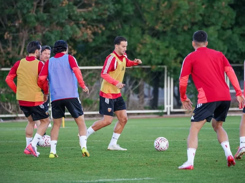 Kayserispor futbolcuları antrenman yaparken hazırlık maçına hazırlanıyor
