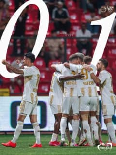 Kayserispor futbolcuları Mardin 1969 Spor deplasmanında galibiyet sonrası sevinç yaşarken