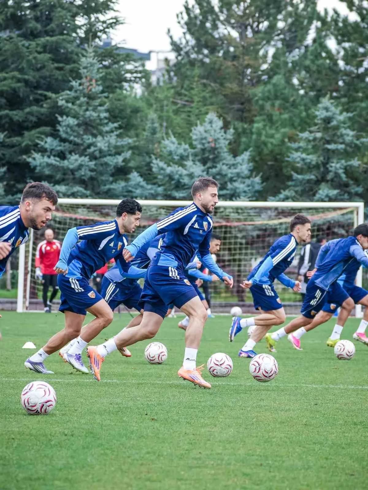 Lige verilen milli arada çalışmalarını bugün yaptığı antrenmanla tamamlayan Kayserispor, 5 günlük izine çıktı.