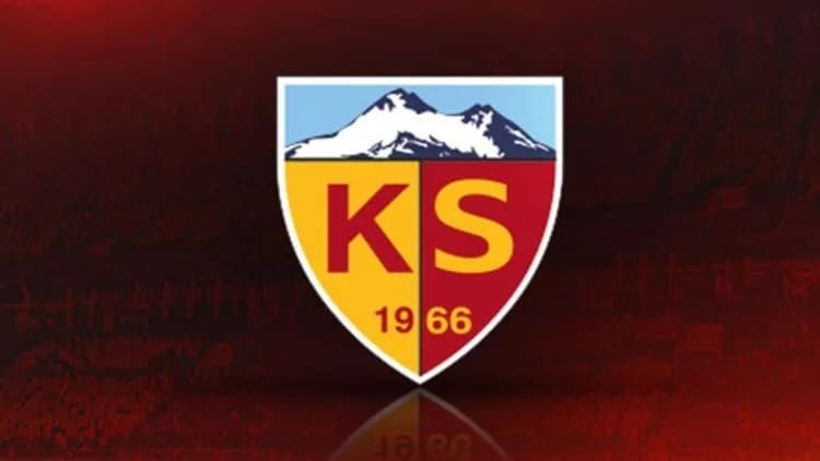 Kayserispor futbol takımı oyuncuları ve teknik ekip sahada maç öncesi hazırlık yapıyor