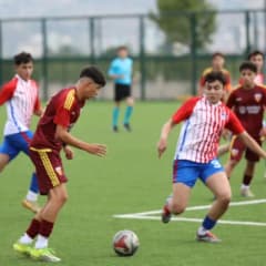 Kayserispor U17 takımı oyuncuları, Kahramanmaraş İstiklalspor karşısında 10-0 galibiyet sonrası sevinç yaşarken