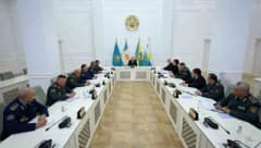Kazakistan Cumhurbaşkanı Kasım Cömert Tokayev askeri reform toplantısında konuşma yapıyor