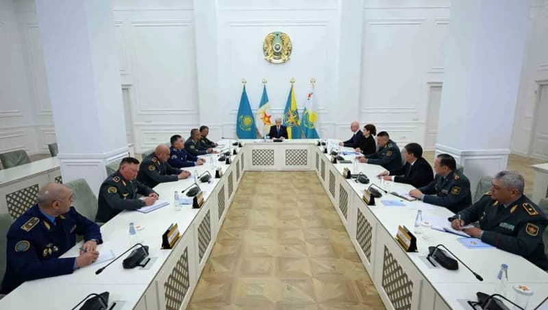 Kazakistan Cumhurbaşkanı Kasım Cömert Tokayev askeri reform toplantısında konuşma yapıyor