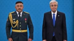 Kazakistan Cumhurbaşkanı Kasım Tokayev ve yeni Savunma Bakanı Aydos Mirzahmetov